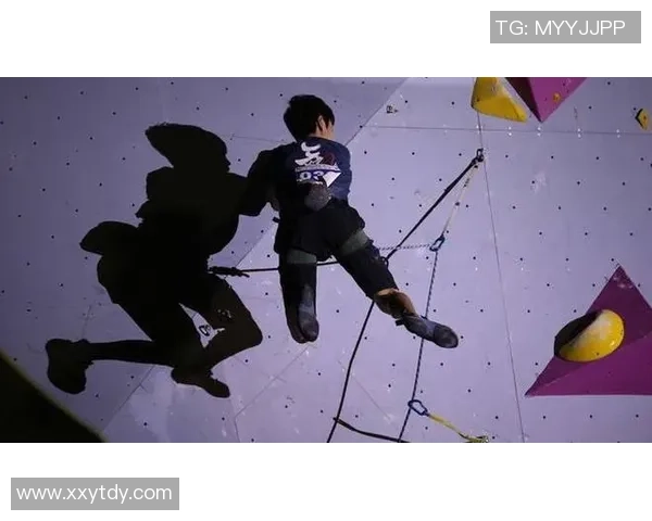 西安攀岩队与成都攀岩队赛后复盘分析团队配合与战术策略